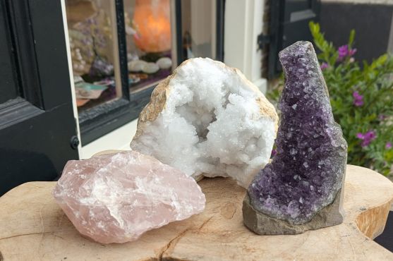 Hele speciale  Magical Trio of Gouden Driehoek  Amethist- Rozekwarts-Bergkristal ' met Amethist staand large en Marokkaans Bergkristal