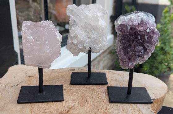 Super kwaliteit Magical Trio of De Gouden Driehoek Amethist Rozekwarts-Bergkristal op standaard