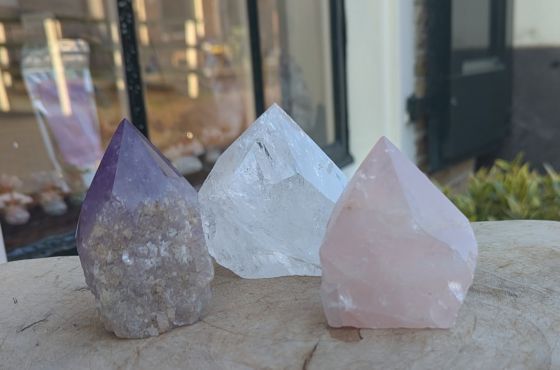 Magical Trio of Gouden Driehoek  Amethist- Rozekwarts-Bergkristal ' in geslepen ruwe punt kristallen extra natuur en extra helder - nu beschikbaar