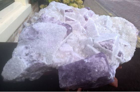 Fluoriet paars cluster met calsiet kristallen ruw