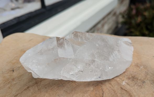 Zeer speciale Magical Trio of Gouden Driehoek  Amethist- Rozenkwarts-Bergkristal ' met spatzuiver Brazilie Amethist  helder paars  ook voor de kinderkamer
