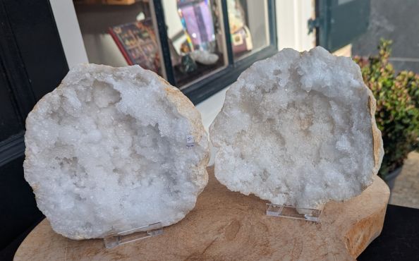 Super ruw en hagelwitte Marokkaanse Bergkristal Geode 'schaal' in standaard !