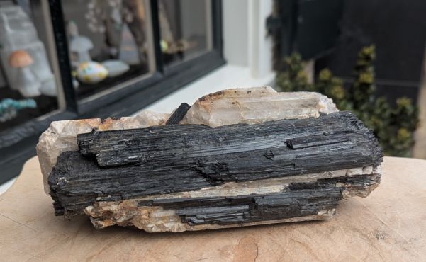 Zwarte Toermalijn ruw extra Large met mica en extra albiet