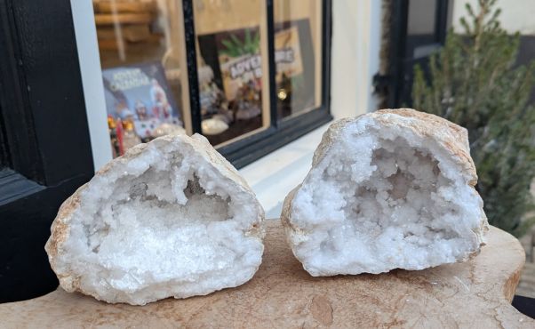 Speciale Super ruwe en 'sneeuw' witte Marokkaanse Bergkristal Geode  !