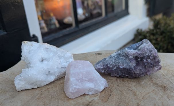 Magical Trio of Gouden Driehoek  Amethist- Rozekwarts-Bergkristal '  klein met helder sprankelend paarse Amethist en Marokkaans Bergkristal