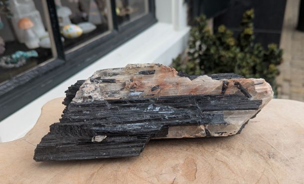 Zwarte Toermalijn ruw extra Large met mica en extra albiet