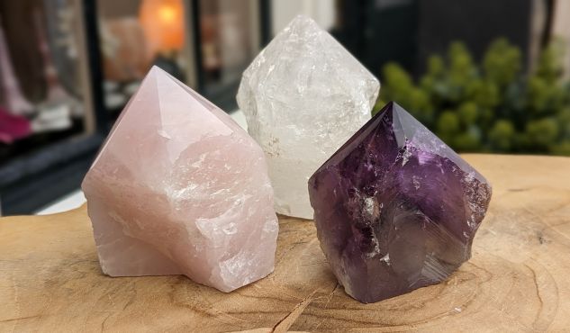 Magical Trio of Gouden Driehoek  Amethist- Rozekwarts-Bergkristal ' in geslepen ruwe punt kristallen extra natuur en extra helder - nu beschikbaar