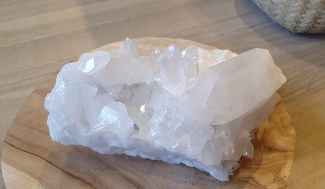 Super speciale Bergkristal cluster medium large staand met kleinere en grote sprankelende kristallen