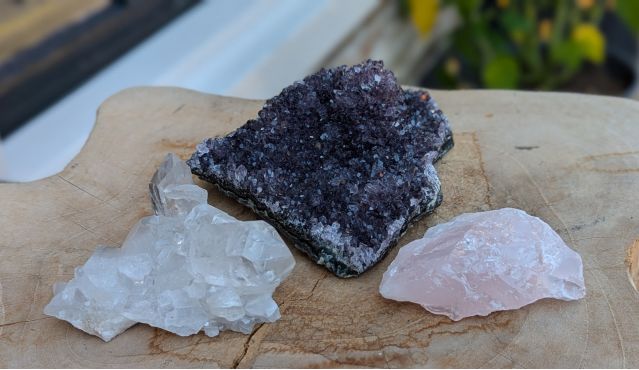 Extra ruw en  donker paars Magical Trio Amethist- Rozekwarts-Bergkristal en spatzuiver Bergkristal kleine middenmaat