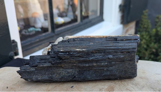 Zwarte Toermalijn ruw extra Large met mica en extra albiet