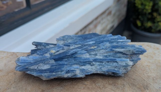 Kyaniet cluster met Bergkristal