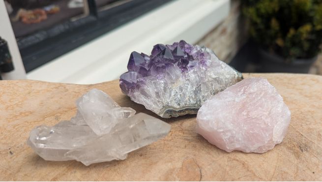 Magical Trio of De Gouden Driehoek Amethist- Rozekwarts-Bergkristal '  kleine middenmaat met  helder dieppaarse Amethist