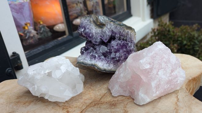 Heel speciale en extra zuivere en ruwe  Magical trio of Gouden Driehoek  met extra kwaliteit Uruguai Amethist staand en spatzuiver Bergkristal en Rozenkwarts