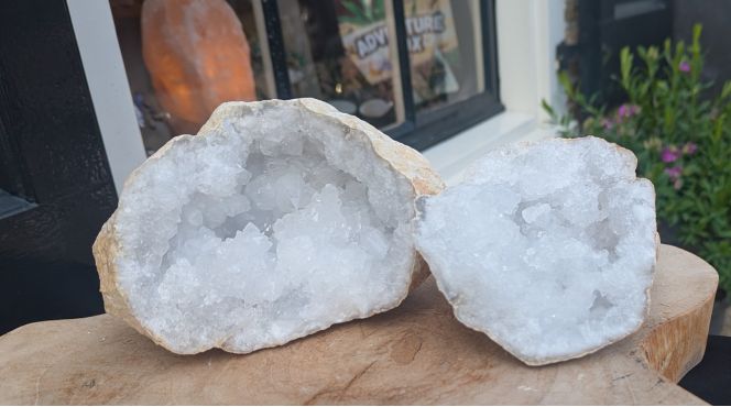 Nu voor een gereduceerde prijs! Speciale Super ruwe en 'sneeuw' witte Marokkaanse Bergkristal Geode  !
