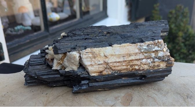 Zwarte Toermalijn ruw extra Large met mica en extra albiet