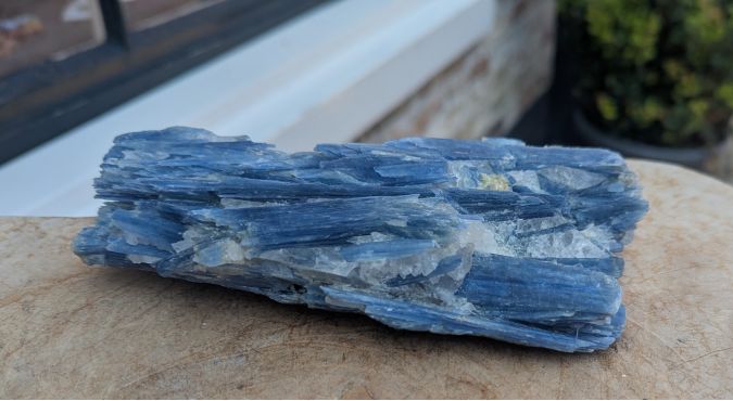 Kyaniet cluster met Bergkristal