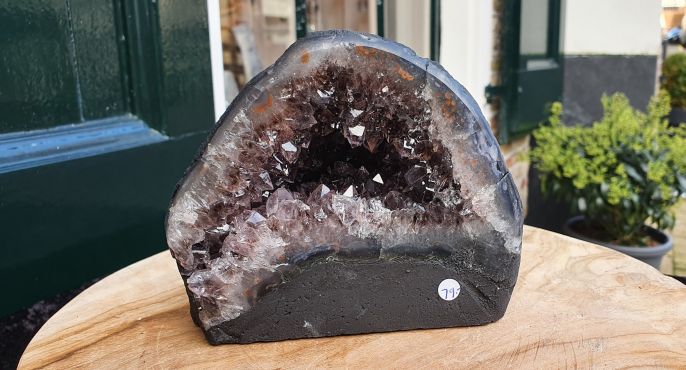 Amethist Geode klein met donkere kristallen