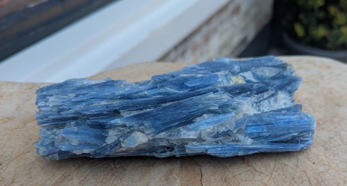 Kyaniet cluster met Bergkristal