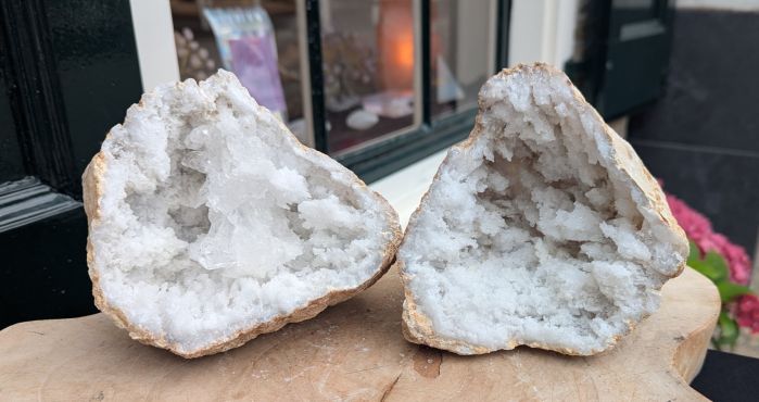 Nu voor een gereduceerde prijs! Speciale Super kwaliteit ruwe en 'sneeuw' witte Marokkaanse Bergkristal Geode  !