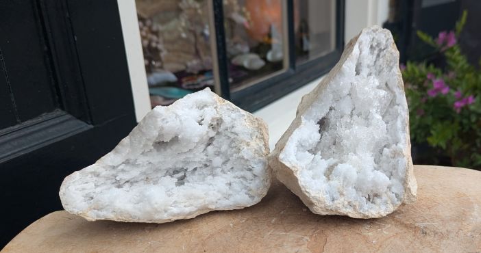 Nu voor een gereduceerde prijs! Speciale Super kwaliteit ruwe en 'sneeuw' witte Marokkaanse Bergkristal Geode  !